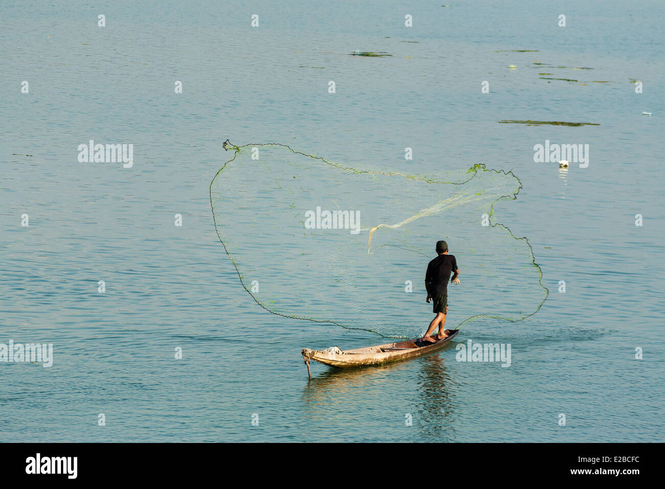 Laos, Provinz Champasak, Don Khong, Mann Angeln mit einem Netz in der Mekong-Fluss Stockfoto