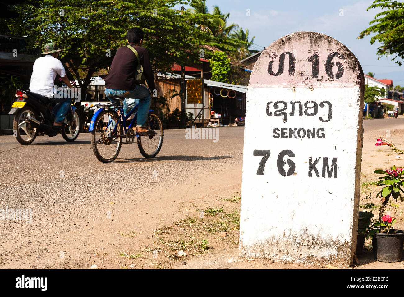 Laos, Sekong Provinz Sekong, Kilometer-Markierung am Straßenrand Stockfoto