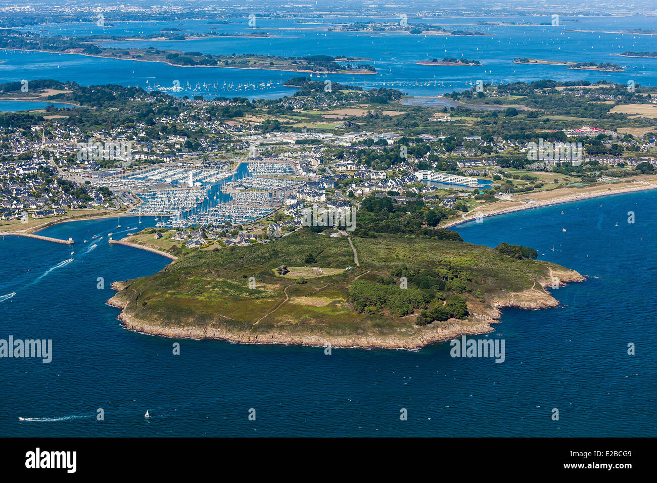 Frankreich, Morbihan, Presqu'ile de Rhuys, Arzon, Le Petit Mont, Le Crouesty Hafen und Golfe du Morbihan (Luftbild) Stockfoto