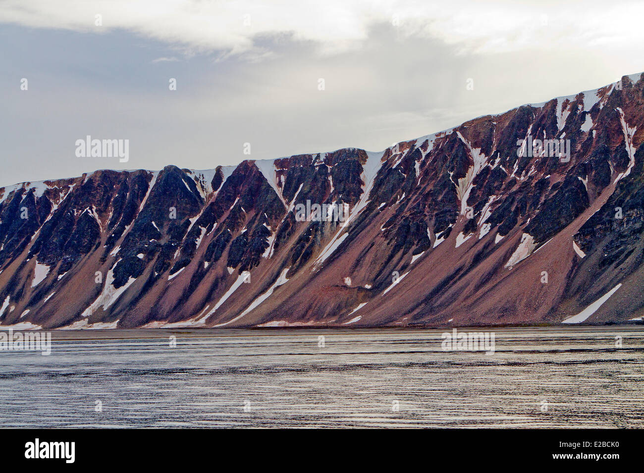 Norwegen, Spitzbergen, Sjuoyane, Phippsoya Insel, Spuren der erosion Stockfoto