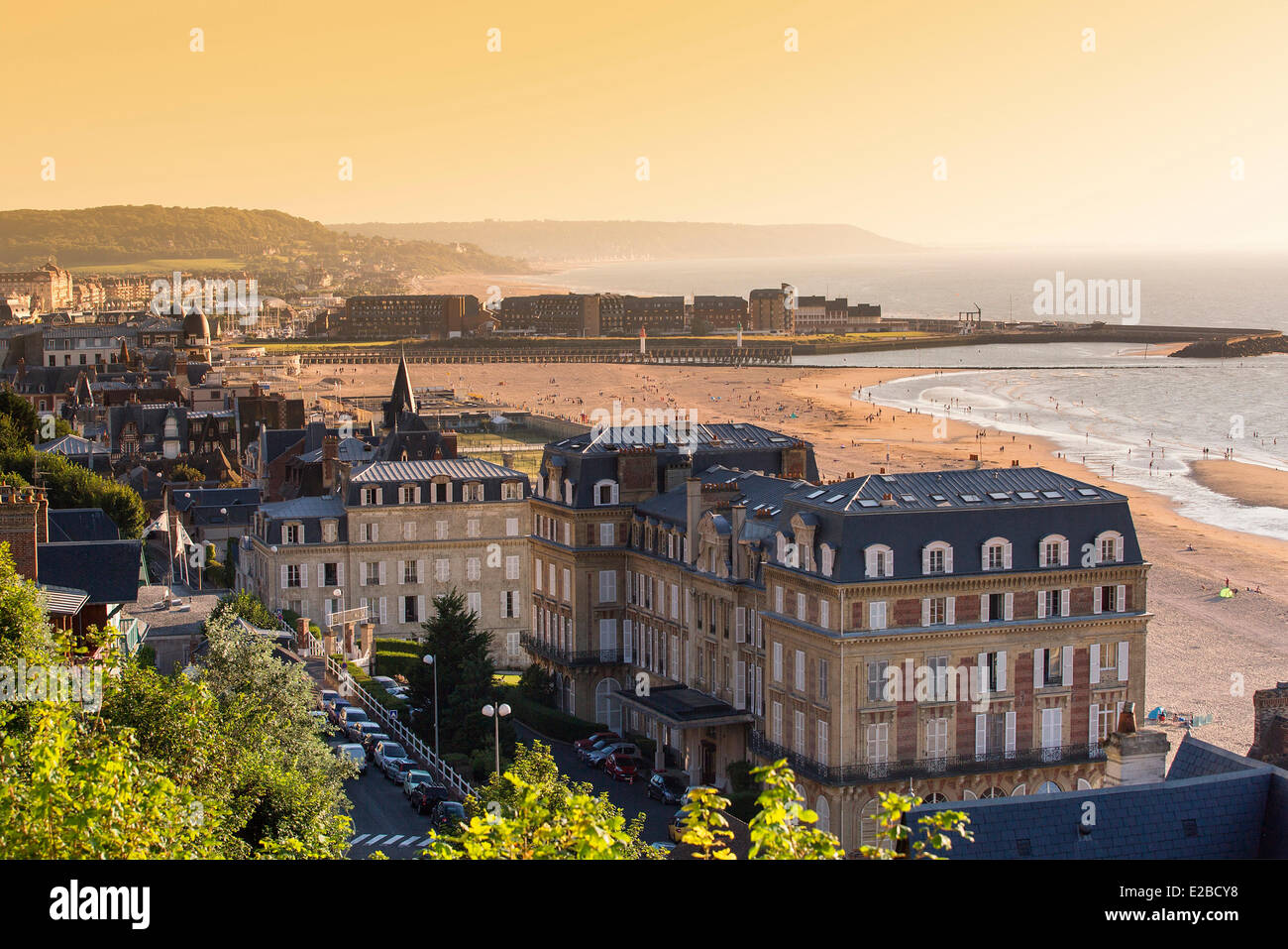 Frankreich, Calvados, Trouville Sur Mer, Gebäuden und dem Strand Stockfoto