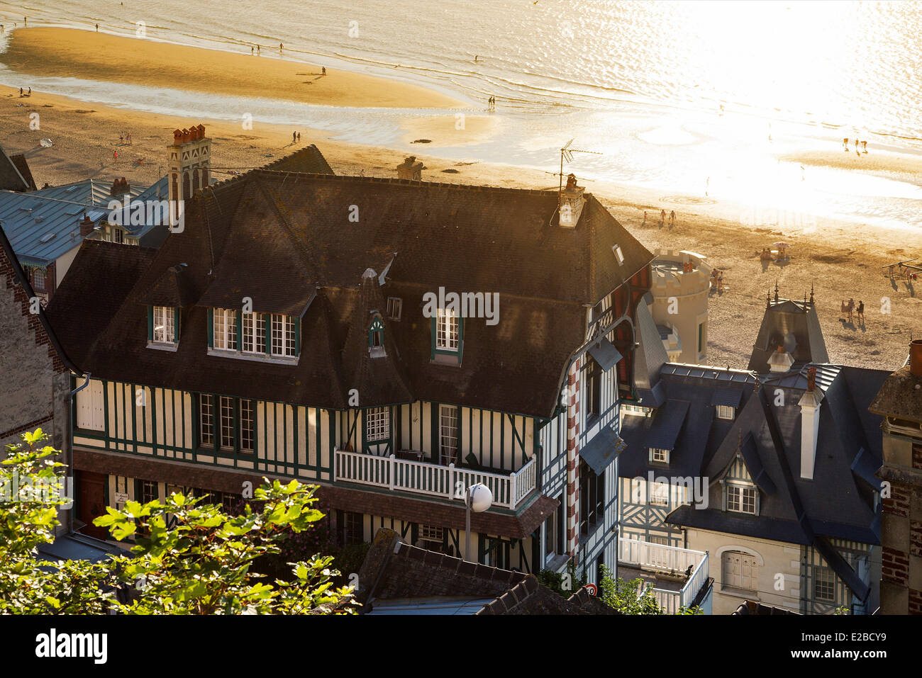 Frankreich, Calvados, Trouville Sur Mer, Gebäuden und dem Strand Stockfoto