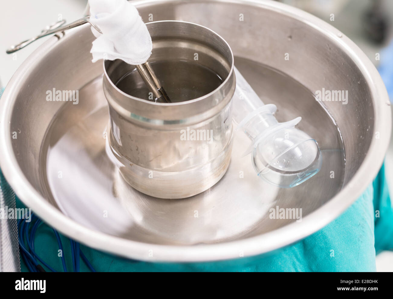 Warmes Bad Einsatz im OP-Saal Stockfoto