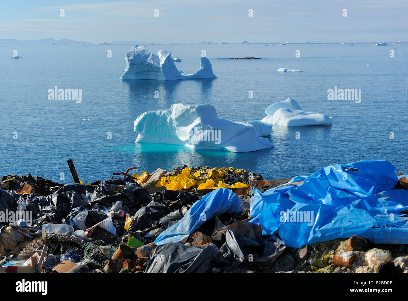Grönland, Baffinbucht, Nuussuaq, Mülldeponie und Eisberge Stockfoto