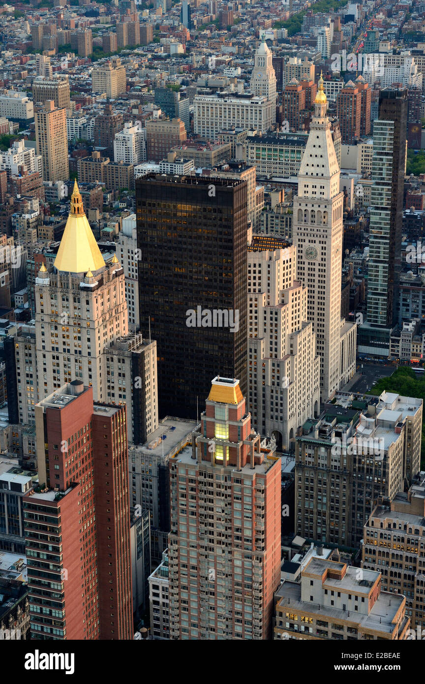 USA, New York City, Manhattan, Midtown Wolkenkratzer von der Metropolitan Life Insurance Company Turm zwischen der 23rd Street und Madison Avenue vor Madison Square Park (auf der rechten Seite mit der Uhr) Stockfoto