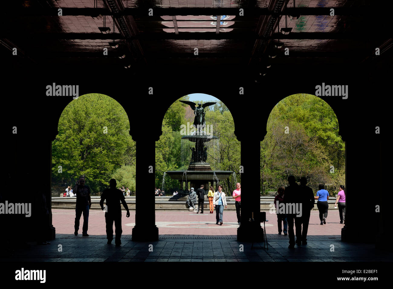 Vereinigte Staaten, New York City, Manhattan, Central Park, Engel der Wasser-Brunnen (Bethesda Fountain) entworfen von Emma Stebbins 1868 auf der Bethesda Terrasse und die untere passage Stockfoto