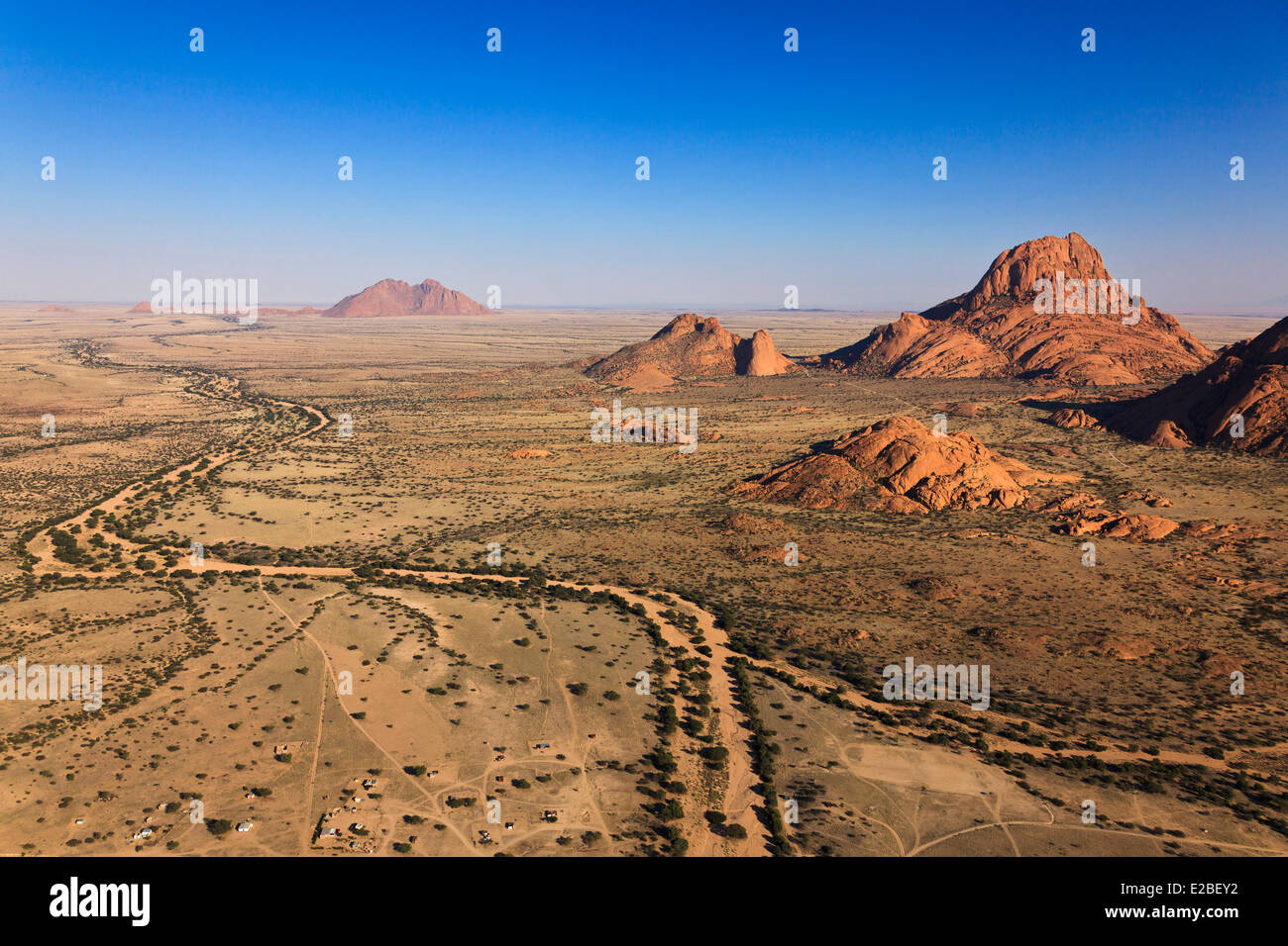 Namibia, Erongo Region, Damaraland, die Spitzkoppe oder Spitzkop (1784 m), Granit Berg in der Namib-Wüste (Luftbild) Stockfoto
