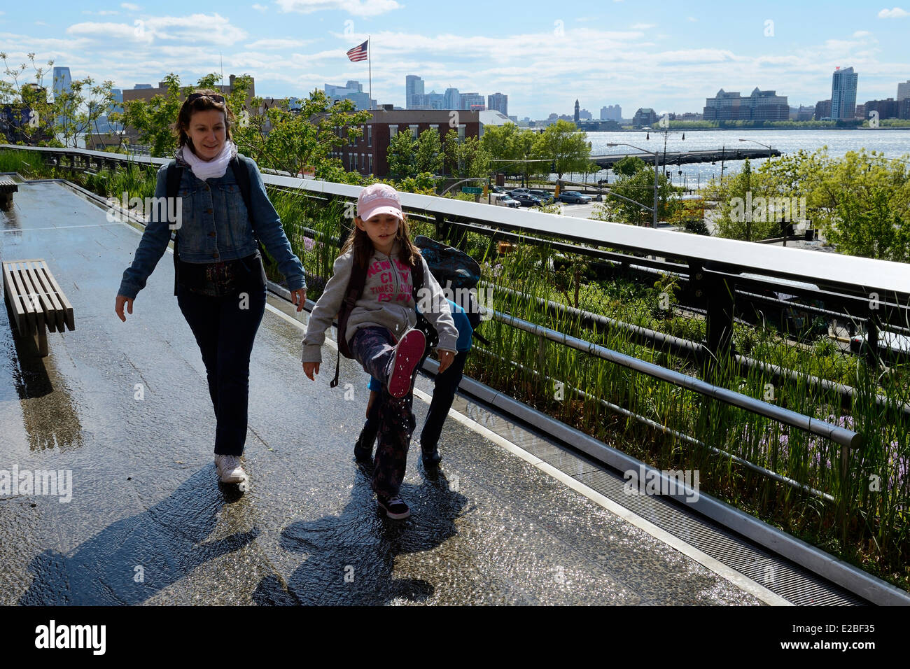 Vereinigte Staaten, New York City, Manhattan, Meatpacking District (Gansevoort Market), die High Line ist ein Park errichtet auf einem Abschnitt der ehemaligen erhöhte Fracht Eisenbahn Sporn, Blick auf den Hudson River Stockfoto