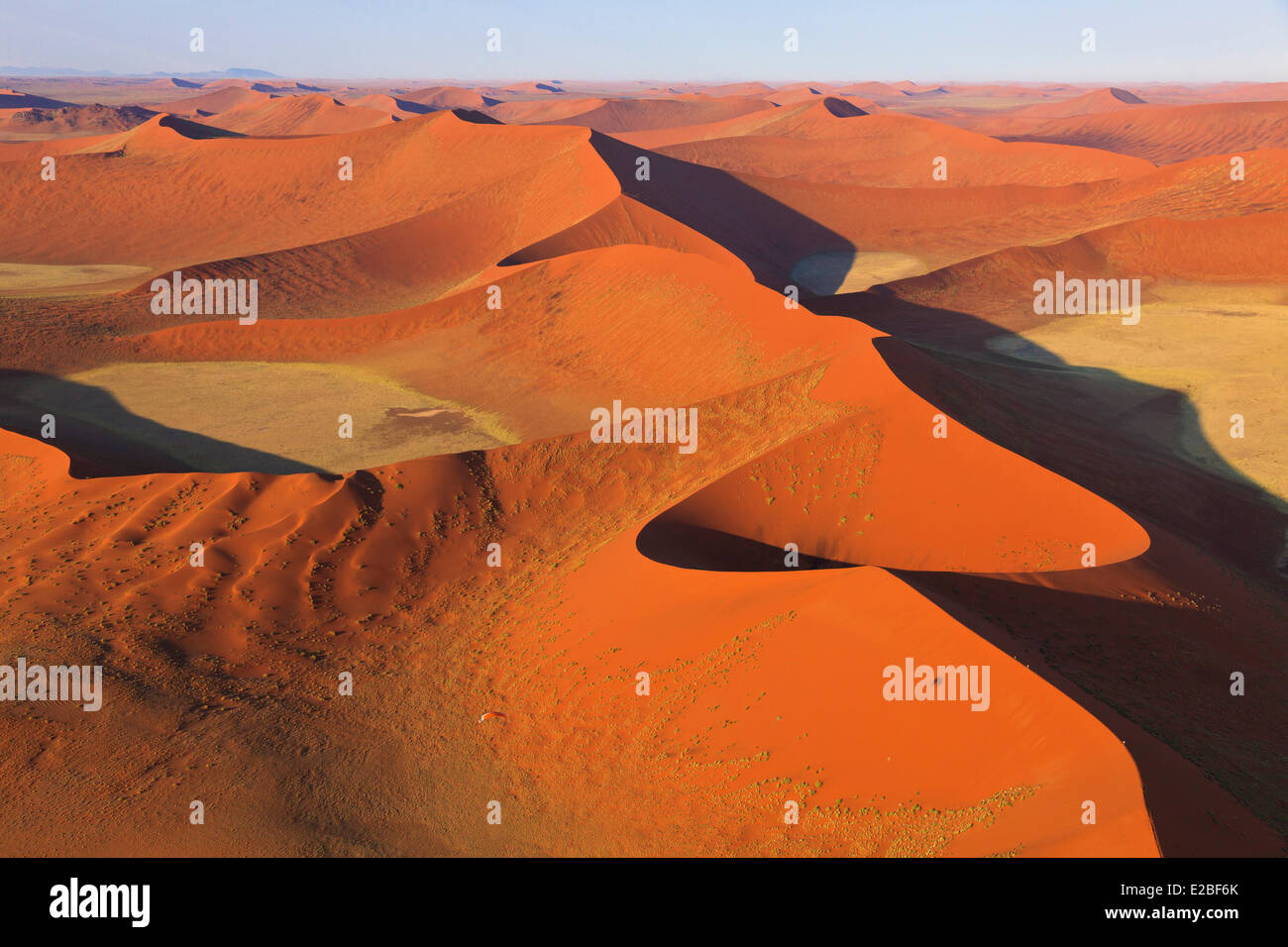 Namibia, Hardap Region, Namib Naukluft National Park, Namib-Wüste, in der Nähe von Sossusvlei, roten Sanddünen (Luftbild) Stockfoto