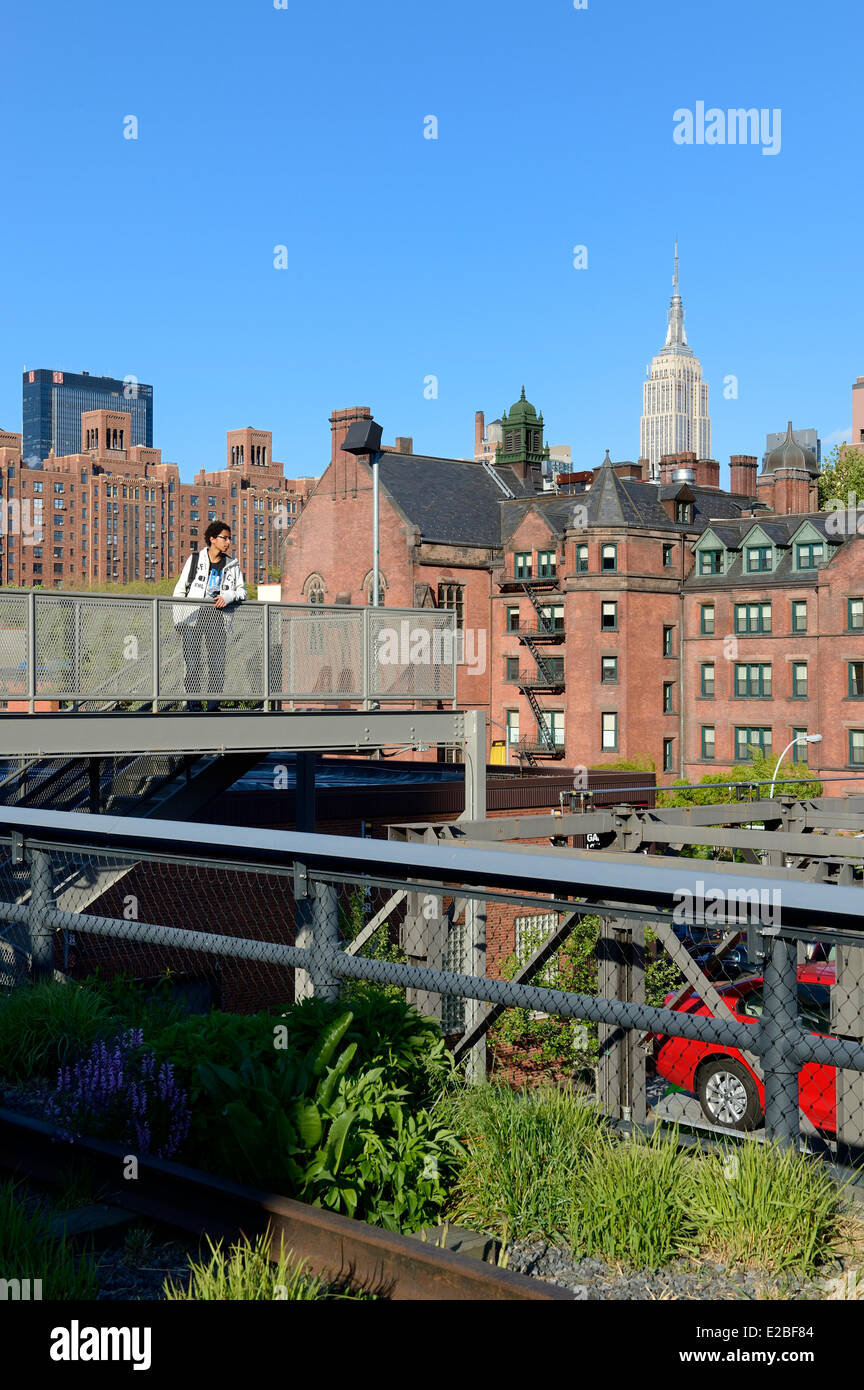 Vereinigte Staaten, New York City, Manhattan, Meatpacking District (Gansevoort Market), die High Line ist ein Park errichtet auf einem Abschnitt der ehemaligen erhöhte Fracht Eisenbahn Sporn; Das Empire State Building im Hintergrund Stockfoto