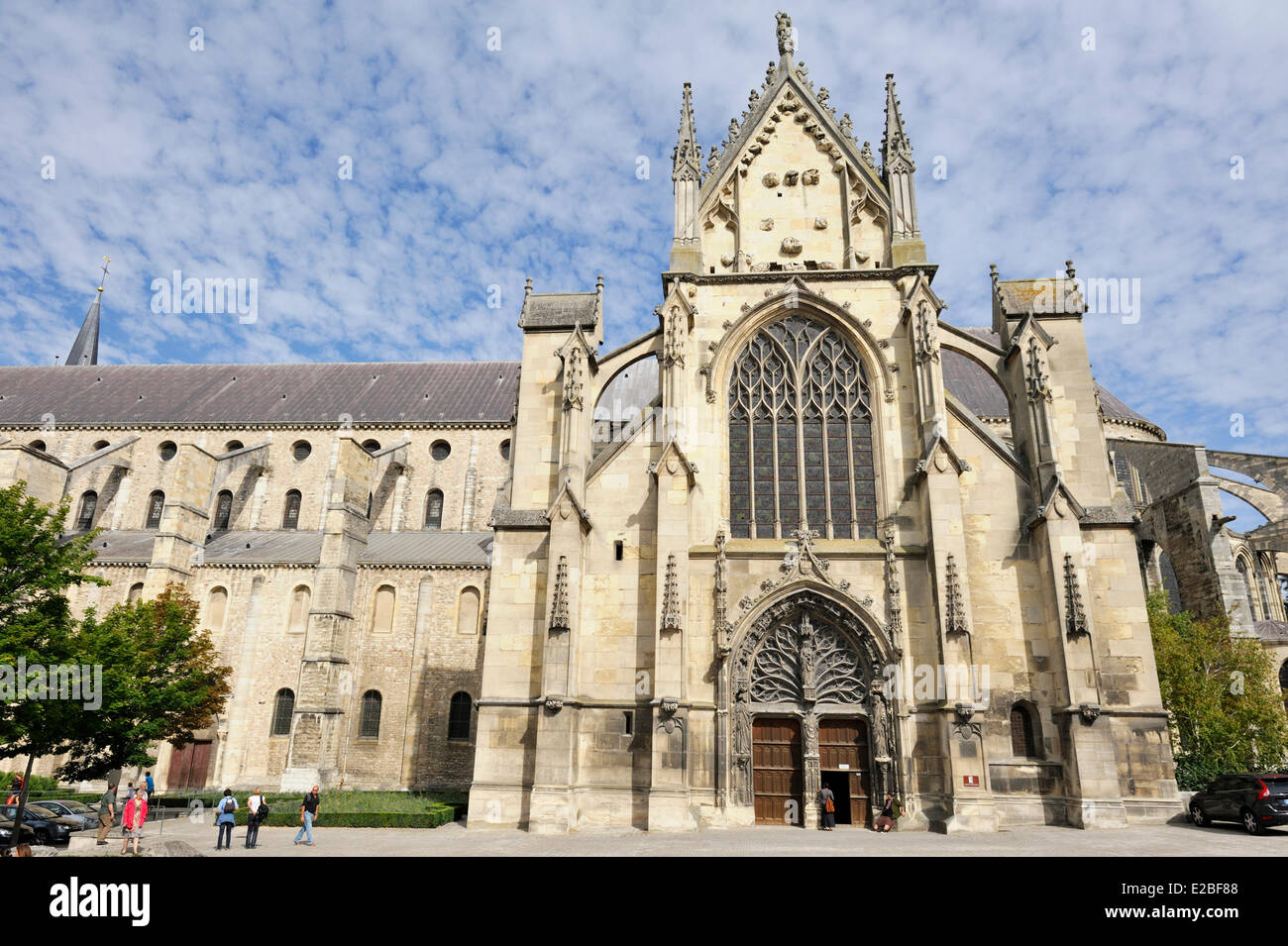 Marne, Frankreich, Reims, St. Remi Basilika Weltkulturerbe der UNESCO, Square und Querschiff Portal Stockfoto