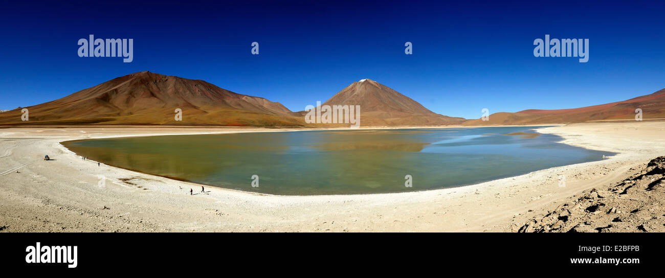 Bolivien, Potosi Department, Sur Lipez Provinz Eduardo Avaroa Anden Fauna Nationalreservat, Licancabur Vulkan auf ruhigen Gewässern des Laguna Verde Stockfoto