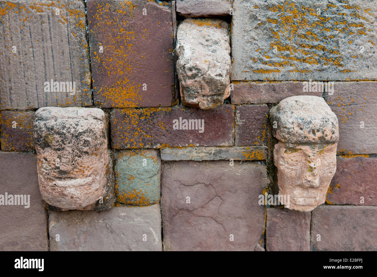 Bolivien, La Paz Abteilung, Tiwanaku präInkaischen archäologische Stätte, Weltkulturerbe der UNESCO, geschnitzten Stein Kopf eingebettet in eine der Wände der Tiwanaku halb unterirdischen Tempel Stockfoto