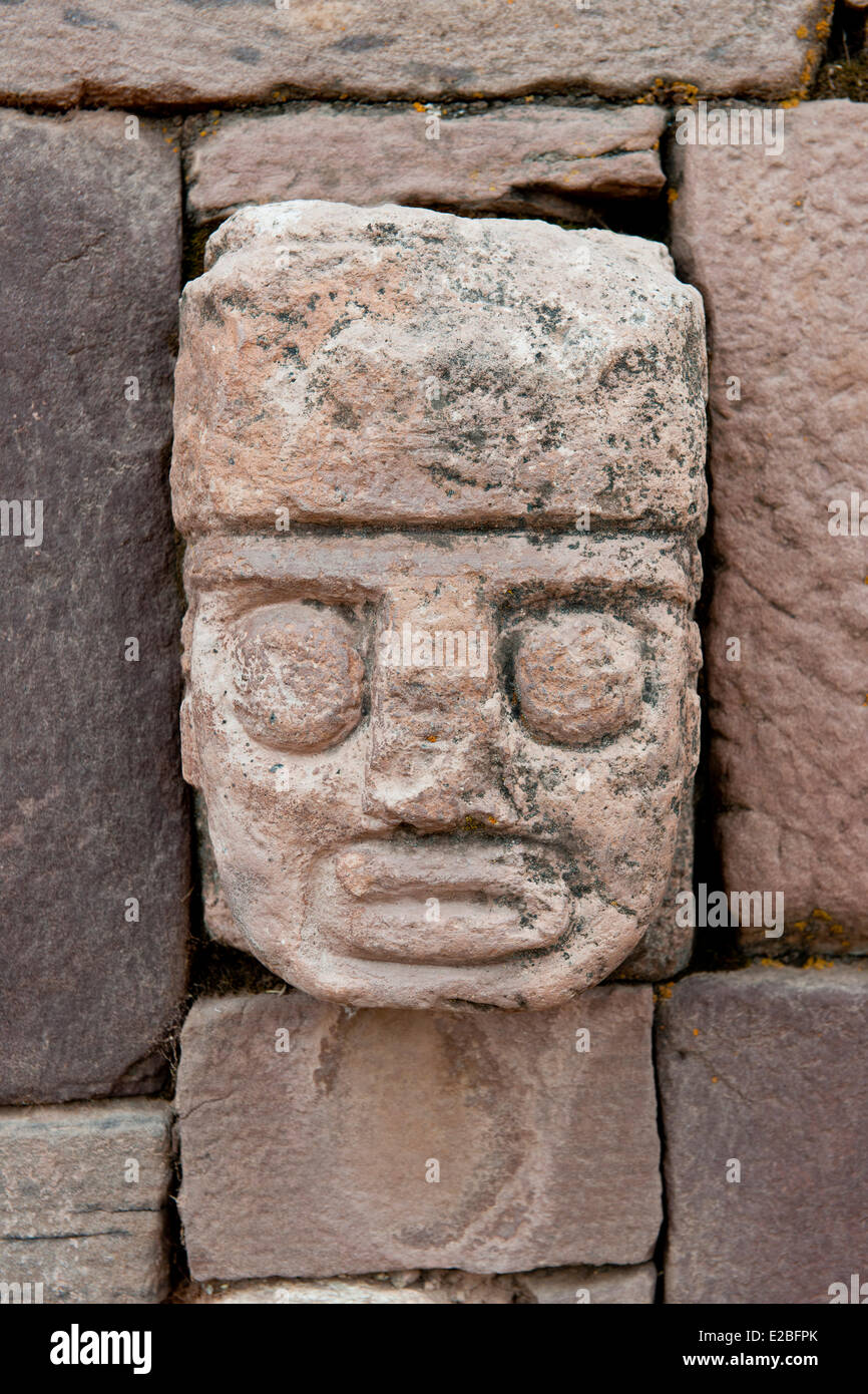 Bolivien, La Paz Abteilung, Tiwanaku präInkaischen archäologische Stätte, Weltkulturerbe der UNESCO, geschnitzten Stein Kopf eingebettet in eine der Wände der Tiwanaku halb unterirdischen Tempel Stockfoto