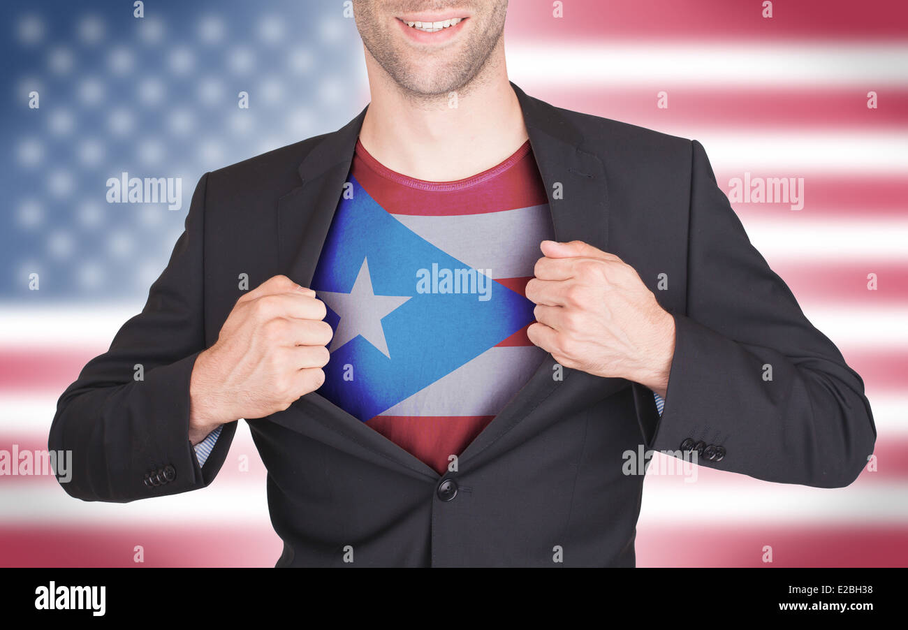 Geschäftsmann Eröffnung Anzug, Hemd mit Staatsflagge (USA), Puerto Rico zu offenbaren Stockfoto