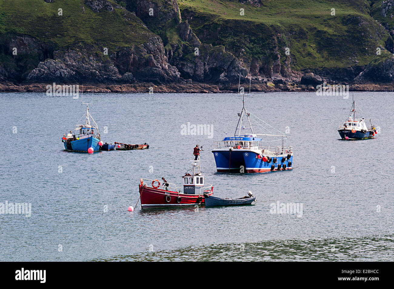 Leenan Head mit Fischerbooten auf Leenan Strand, Halbinsel Inishowen, County Donegal, Irland Stockfoto