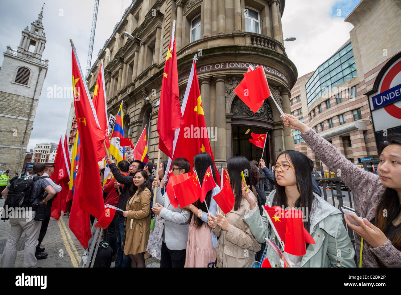 London, UK. 18. Juni 2014. Free Tibet-Demonstranten Zusammenstoß mit Anhänger der pro chinesische Regierung in London Credit: Guy Corbishley/Alamy Live News Stockfoto