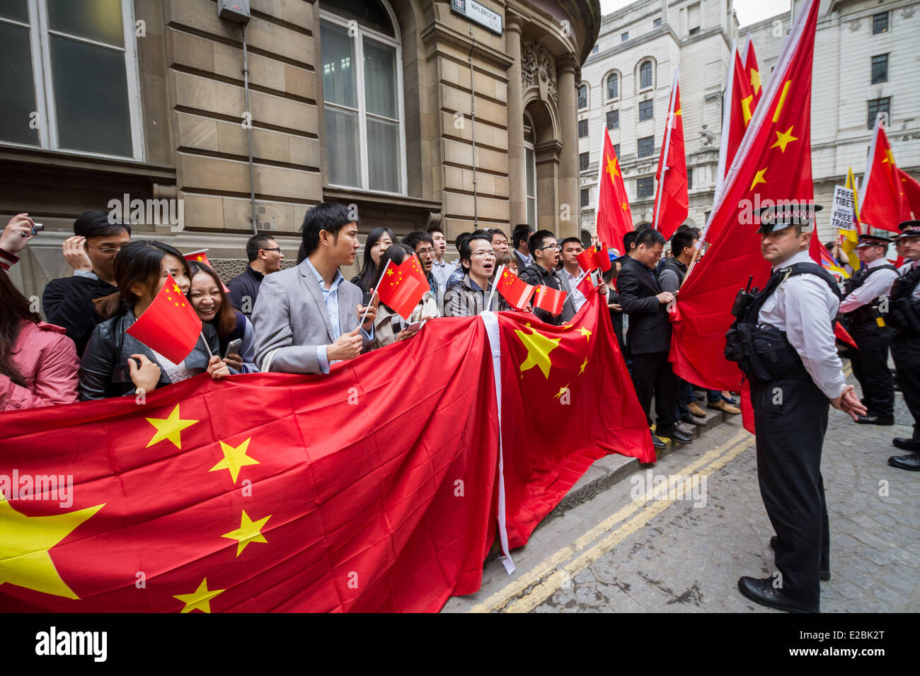London, UK. 18. Juni 2014. Free Tibet-Demonstranten Zusammenstoß mit Anhänger der pro chinesische Regierung in London Credit: Guy Corbishley/Alamy Live News Stockfoto