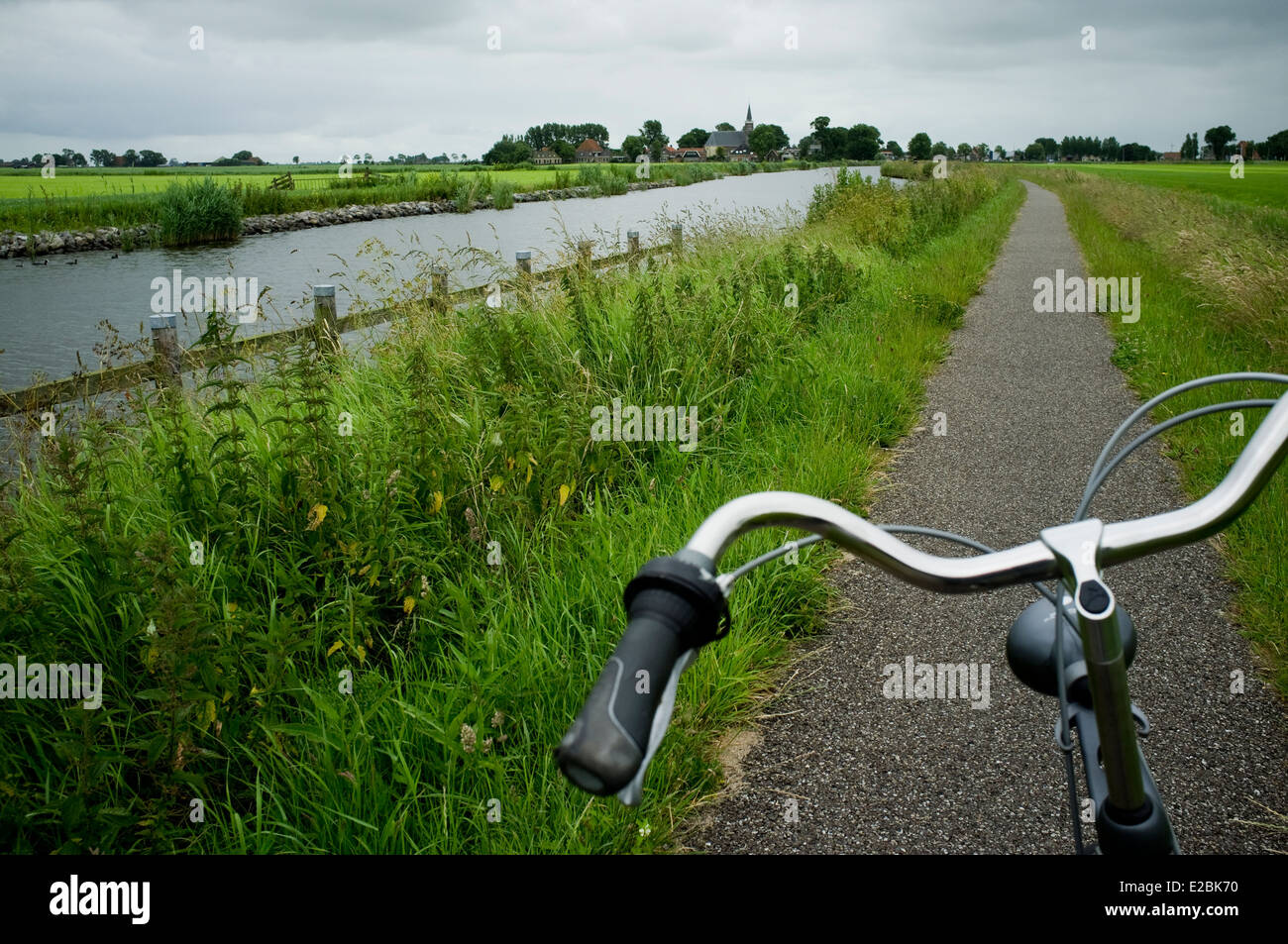 Radweg in der Nähe von Bolsward. Provinz Friesland. Fryslan. Niederlande. Holland. Friesland, Niederlande. Stockfoto