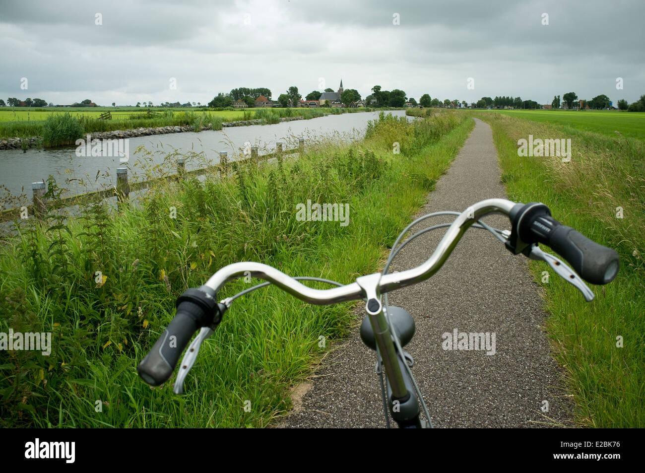 Radweg in der Nähe von Bolsward. Provinz Friesland. Fryslan. Niederlande. Holland. Friesland, Niederlande. Stockfoto