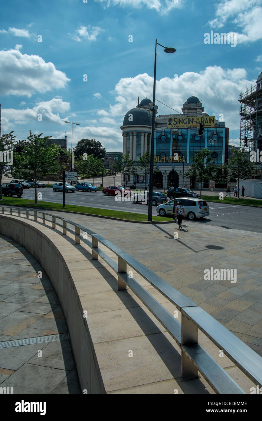 Bradford, West Yorkshire 18. Juni 2014 Menschen genießen die warmen, sonnigen Tag Credit: Paul Chambers/Alamy Live News Stockfoto