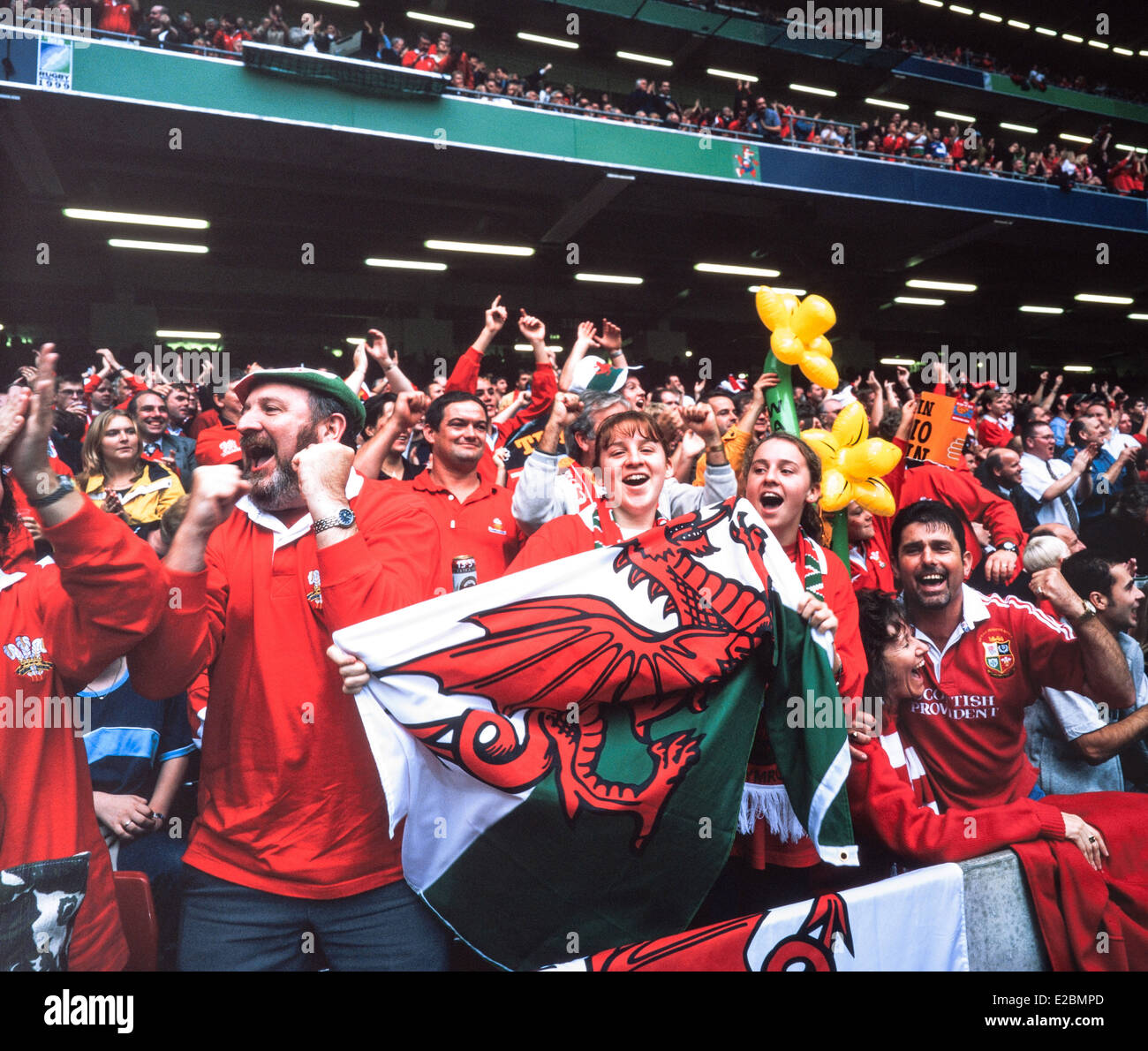 Walisischer Rugby-Fans jubeln Stockfoto