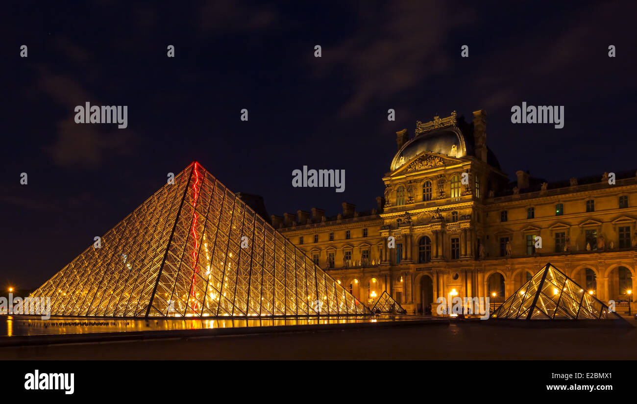 PARIS - Mai 9: Louvre-Museum (Musée du Louvre) und die Pyramide in Paris, Frankreich, bei Nachtbeleuchtung am 9. Mai 2014. Louvre ist Stockfoto