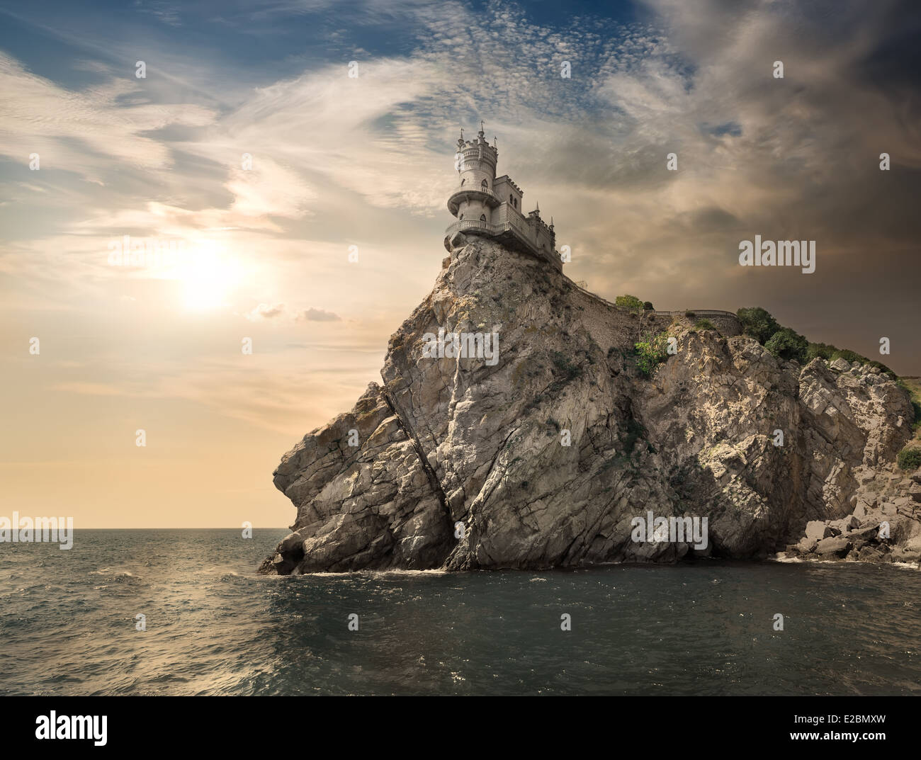 Felsen im Meer unter bewölktem Himmel Stockfoto