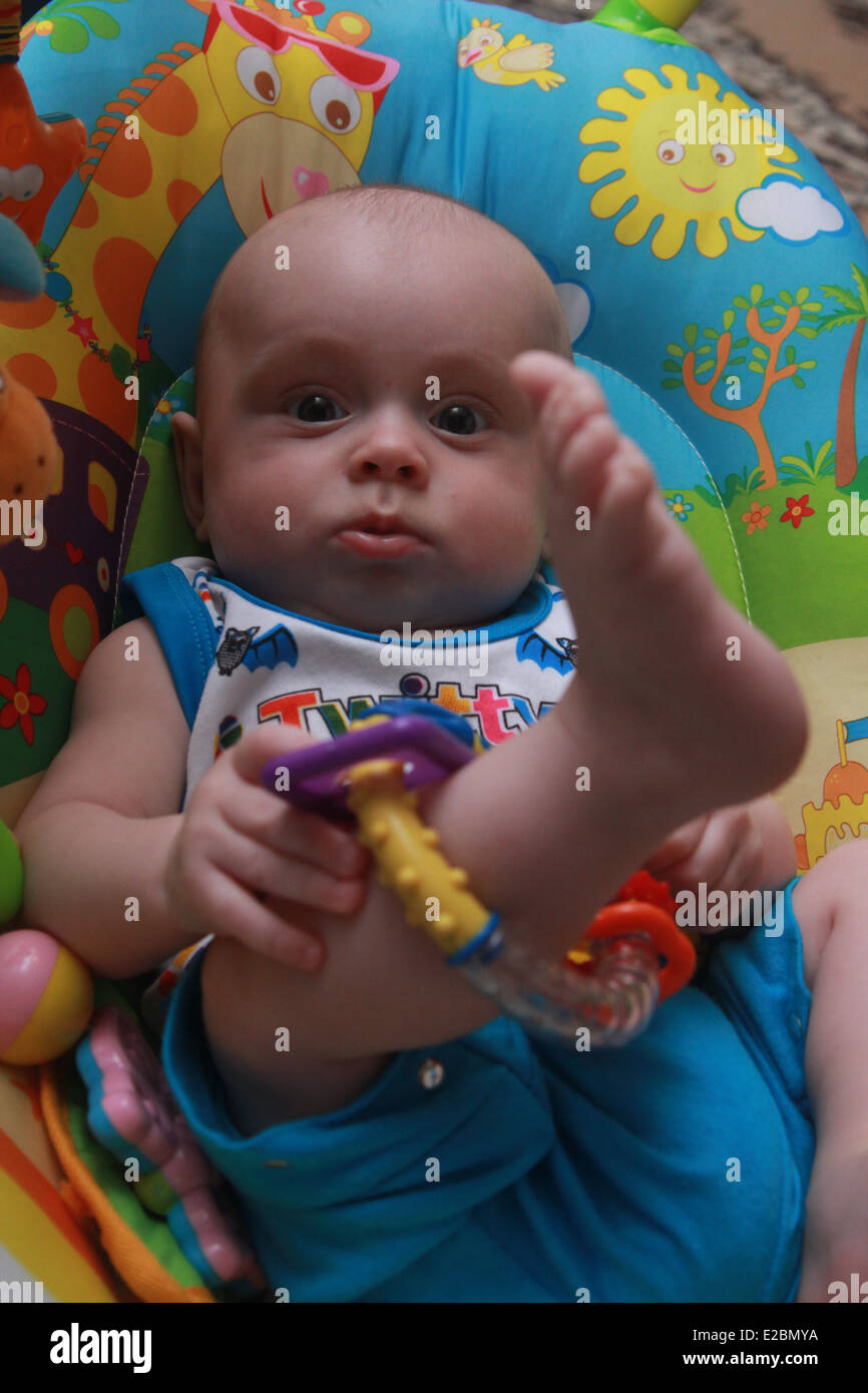 Baby ist eine Spielzeug spielen. Stockfoto