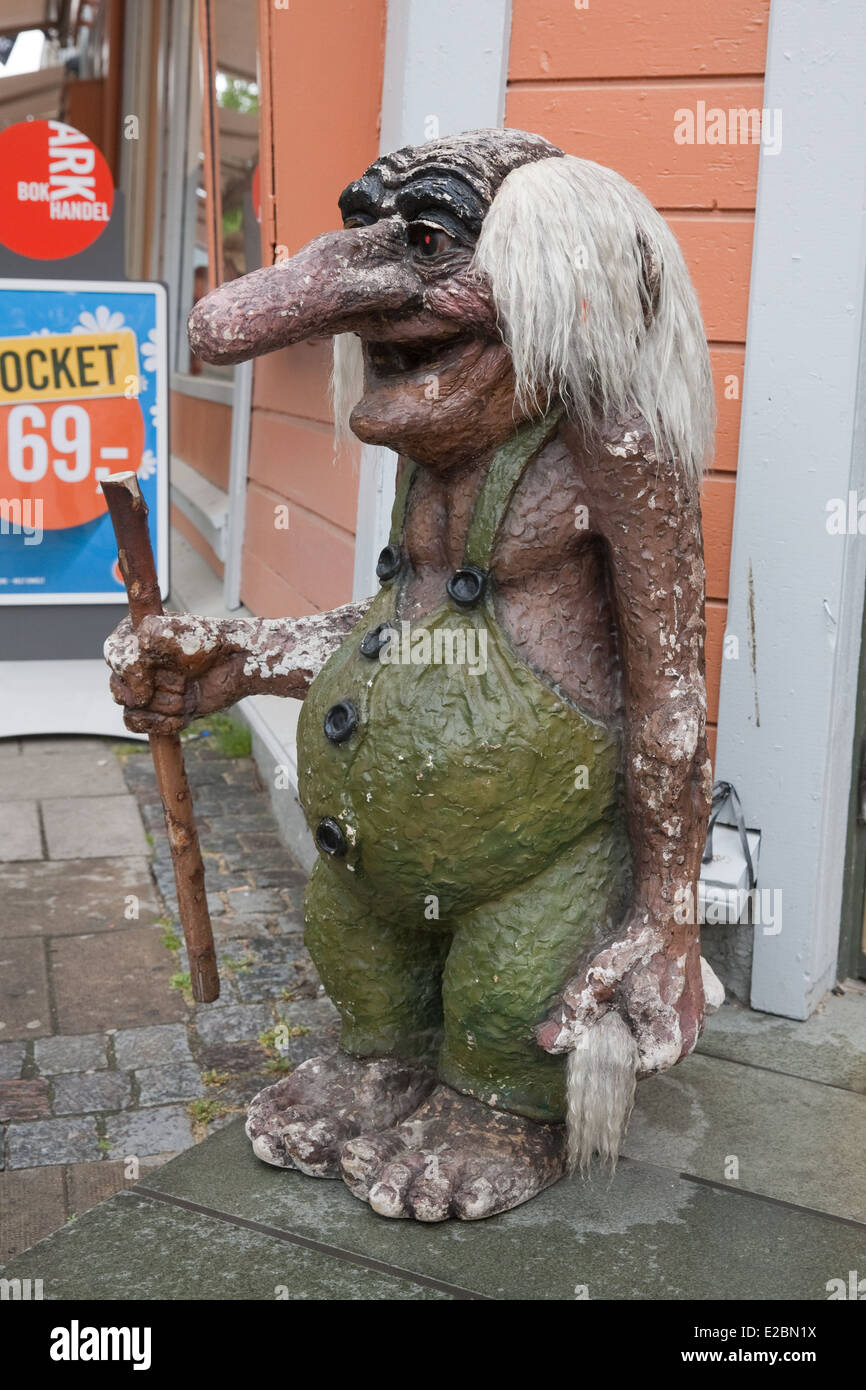 Ein Troll Statue vor einem Geschäft in Trondheim Norwegen