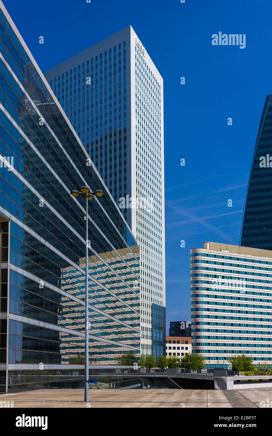 Wolkenkratzer im Geschäftsviertel von Defense im Westen von Paris. Stockfoto