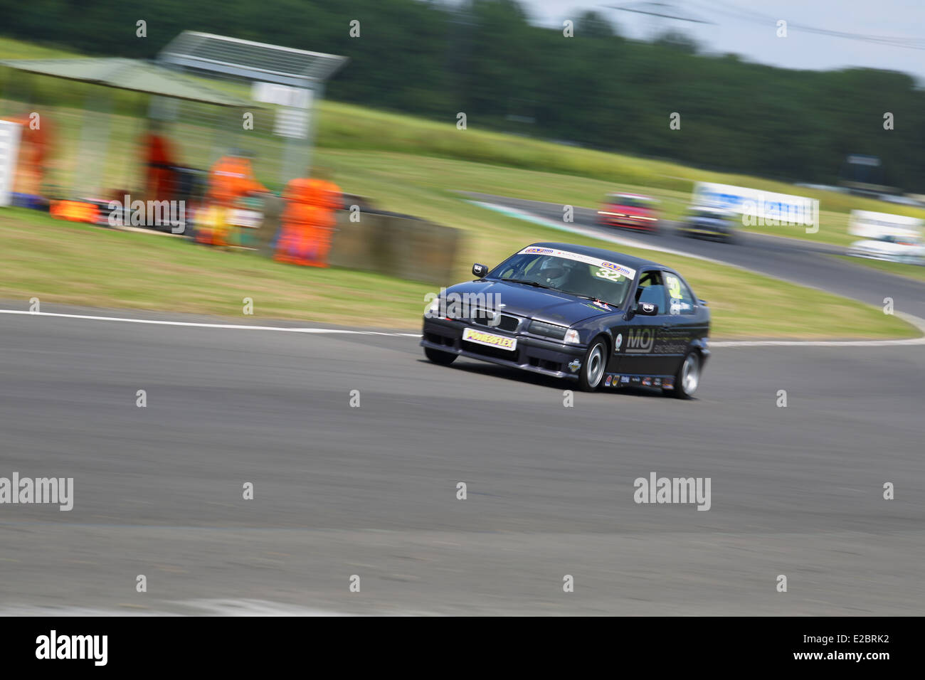 Rennwagen auf Castle Combe Rennstrecke. Stockfoto