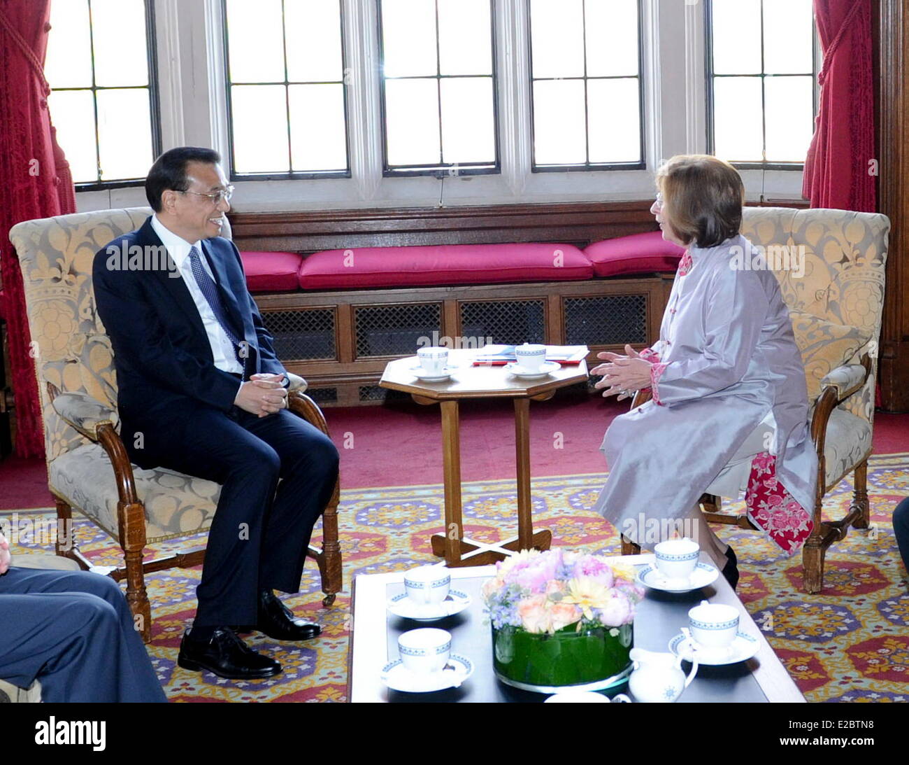 London, Großbritannien. 18. Juni 2014. Chinesischer Premier Li Keqiang (L) trifft sich mit Lord Speaker des britischen House Of Lords Baroness D'Souza in London, Hauptstadt von Großbritannien, 18. Juni 2014. Bildnachweis: Zhang Duo/Xinhua/Alamy Live-Nachrichten Stockfoto
