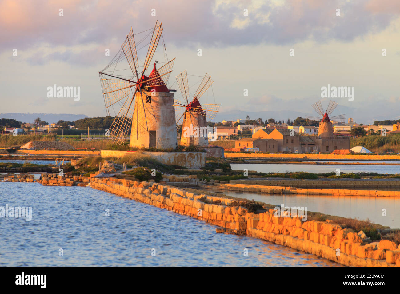 Alte Windmühlen in Marsala (Sizilien, Italien) Stockfoto