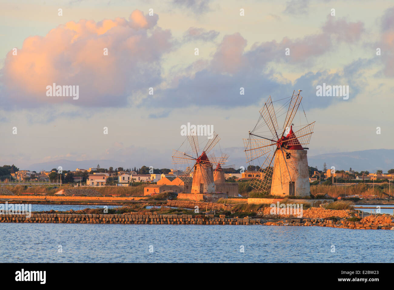 Alte Windmühlen in Marsala (Sizilien, Italien) Stockfoto