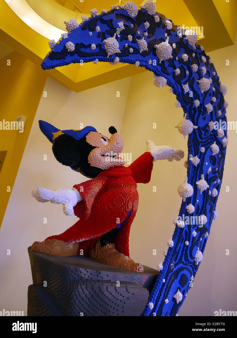 Mickey-Mouse Fantasia-Figur aus Lego - wurde dieses Bild im Lego Shop in Euro Disney aufgenommen. Stockfoto