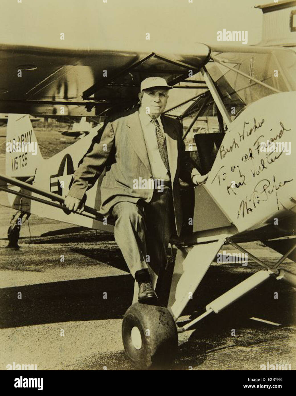 Oberstleutnant Karl Voelter war eine bemerkenswerte Figur in der Luftfahrt, mit Beiträgen aus verschiedenen Bereichen der Luftfahrt. Seine Tätigkeit in der Luftfahrt trug zur Weiterentwicklung der Flugtechnik bei. Sein Vermächtnis ist im San Diego Air and Space Museum aufbewahrt, wo seine Beiträge zur Luftfahrt gezeigt werden. Stockfoto
