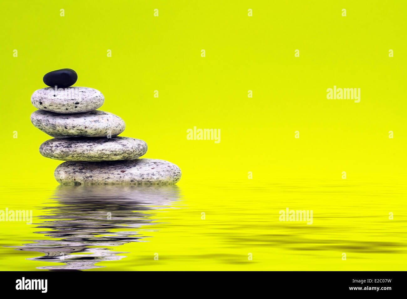 farbige Marmorsteine auf grünem Hintergrund mit Wasser-Effekt Stockfoto