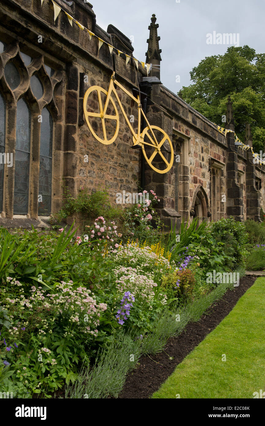 Kirche der Heiligen Dreifaltigkeit, Skipton, geschmückt mit großen, gelben Rad & Bunting flags feiern Tour de France Grand ab 2014 - Yorkshire. England, UK. Stockfoto