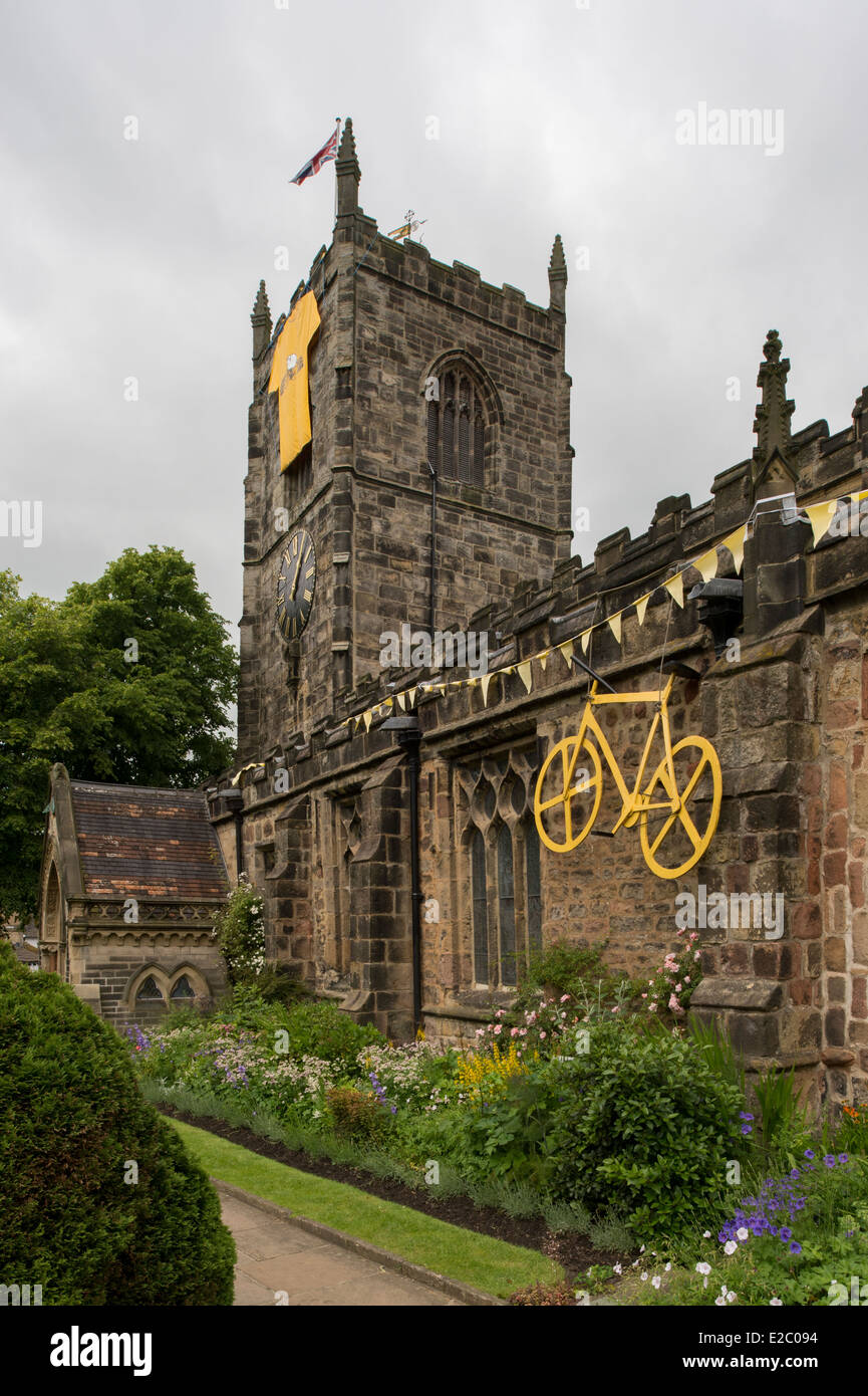 Kirche der Heiligen Dreifaltigkeit, Skipton eingerichtet mit großen gelben Trikot, Fahrrad & bunting Flags für Tour de France Grand ab 2014 - Yorkshire. England, UK. Stockfoto