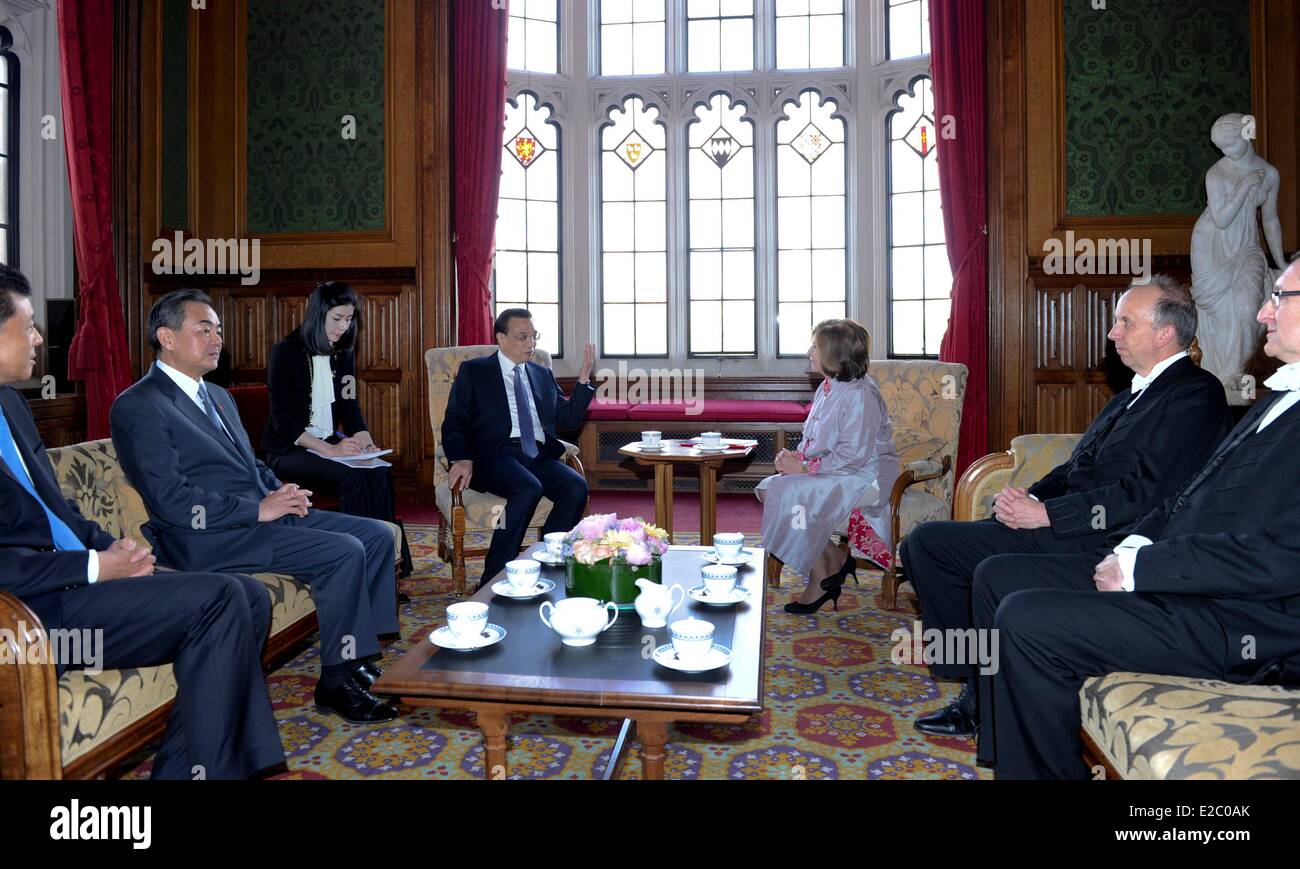 London, UK. 18. Juni 2014. Der chinesische Ministerpräsident Li Keqiang (4. R) trifft sich mit Lord Speaker des britischen House Of Lords Baroness D'Souza (3. R) in London, Hauptstadt des Königreichs, 18. Juni 2014. Bildnachweis: Zhang Duo/Xinhua/Alamy Live-Nachrichten Stockfoto
