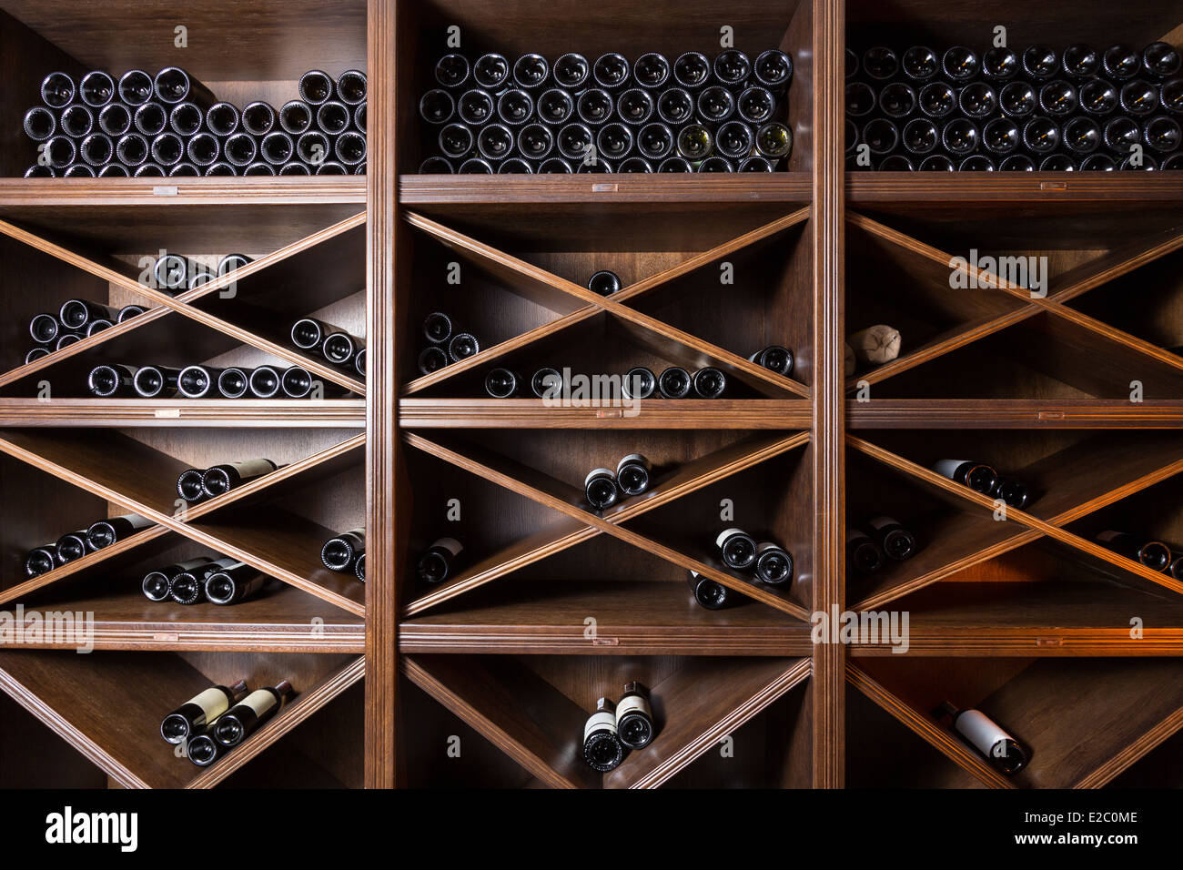 Weinkeller mit Flaschen auf Holzregalen Stockfoto