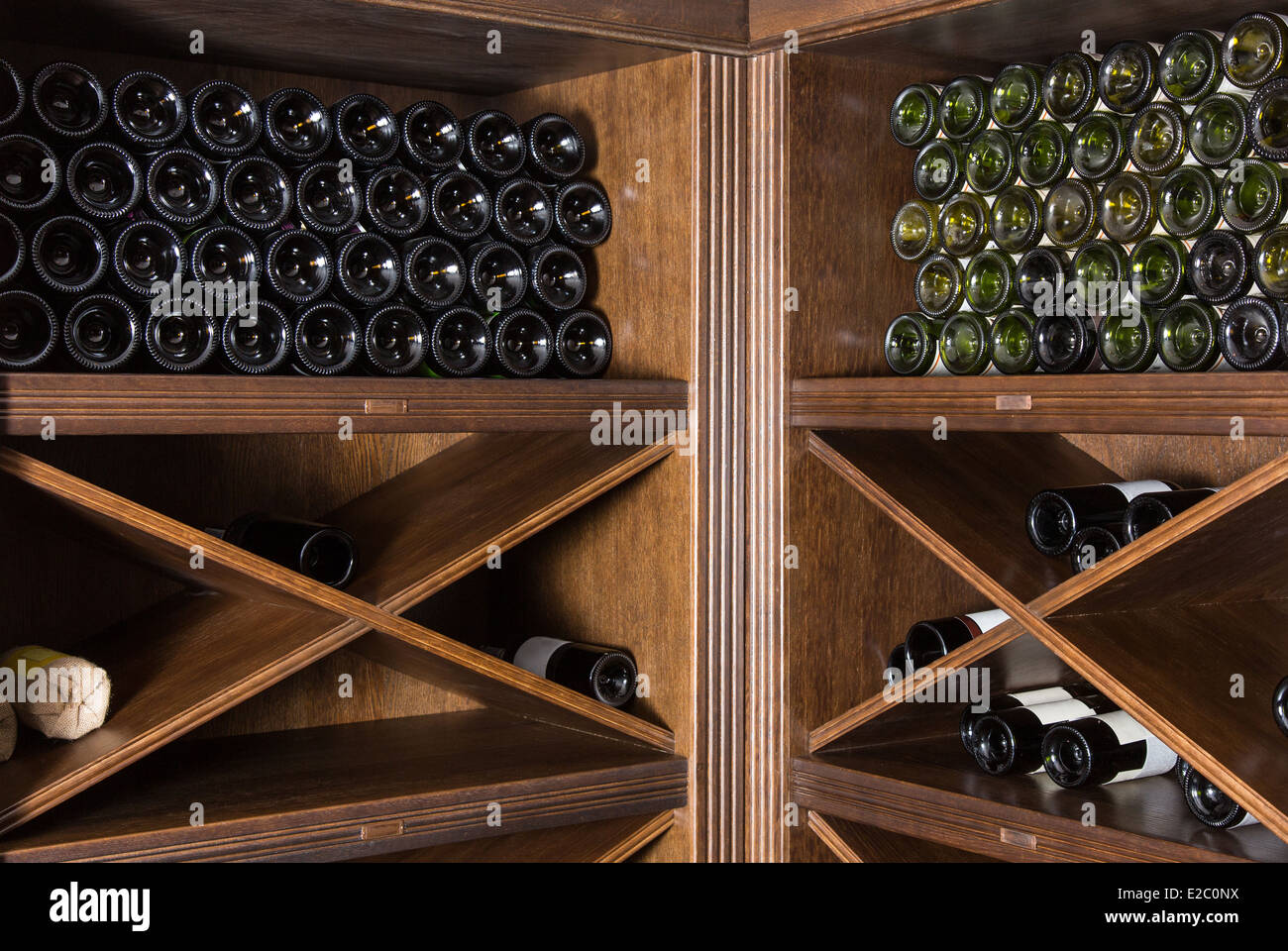Weinkeller mit Flaschen auf Holzregalen Stockfoto