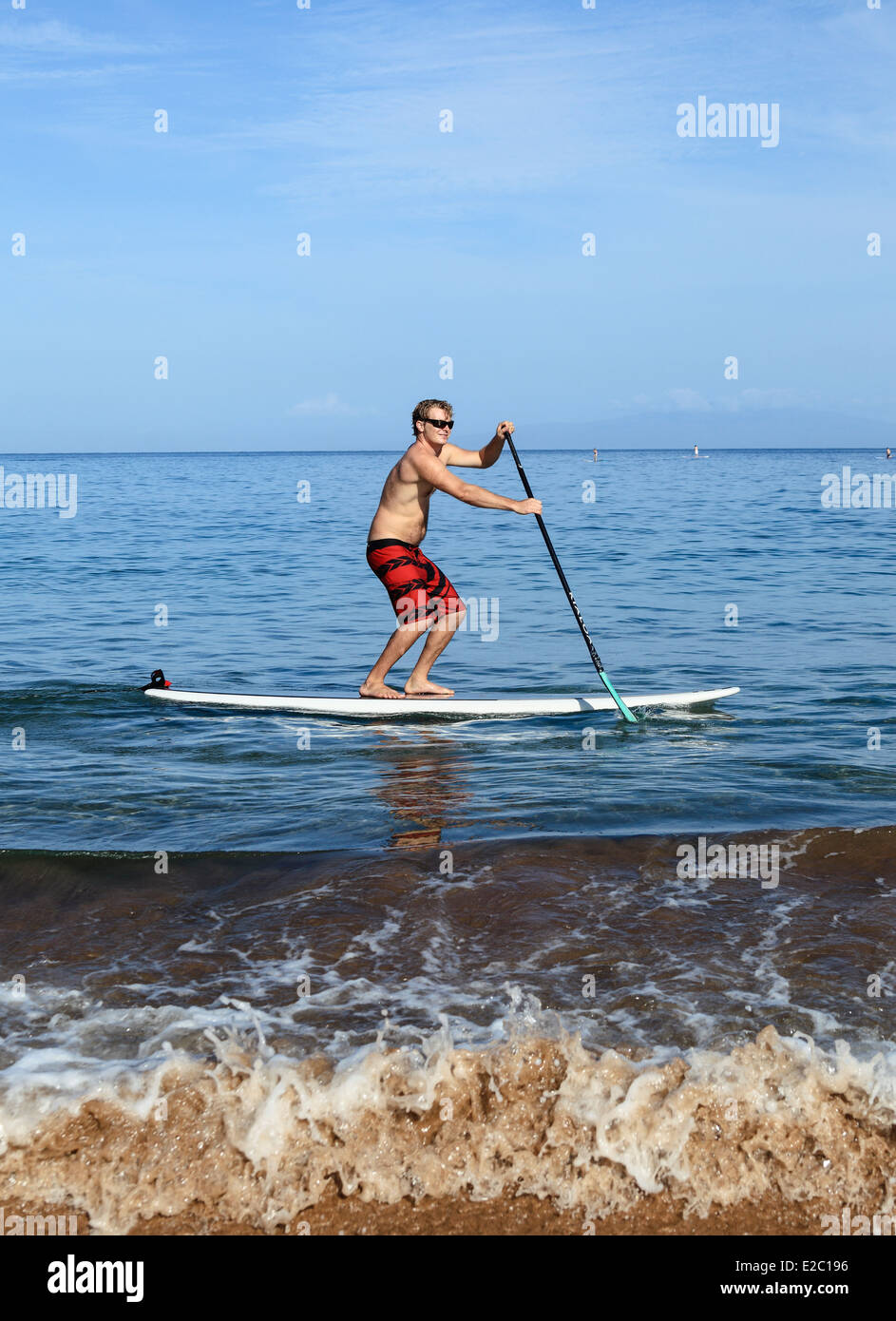 Mann aufstehen Paddel auf Maui at Wailea Beach Surfen Stockfoto
