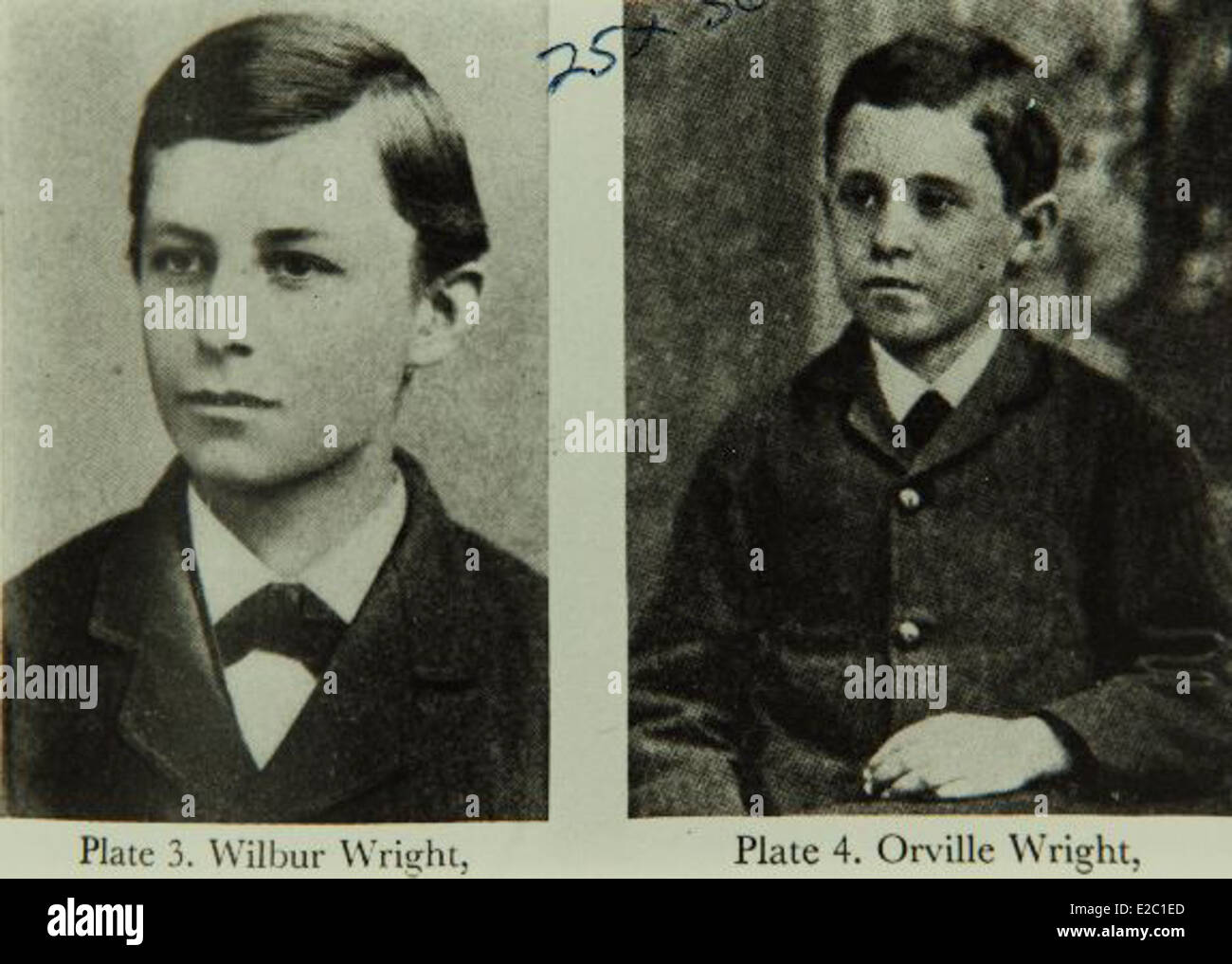 Wilbur und Orville Wright, die als Erfinder und Bau des ersten erfolgreichen Flugzeugs der Welt bekannt sind, sind Schlüsselfiguren in der Geschichte der Luftfahrt. Ihr erster Motorflug im Jahr 1903 veränderte den Verlauf des menschlichen Fluges für immer. Stockfoto Wilbur und Orville Wright, die als Erfinder und Bau des ersten erfolgreichen Flugzeugs der Welt bekannt sind, sind Schlüsselfiguren in der Geschichte der Luftfahrt. Ihr erster Motorflug im Jahr 1903 veränderte den Verlauf des menschlichen Fluges für immer. Stockfoto
