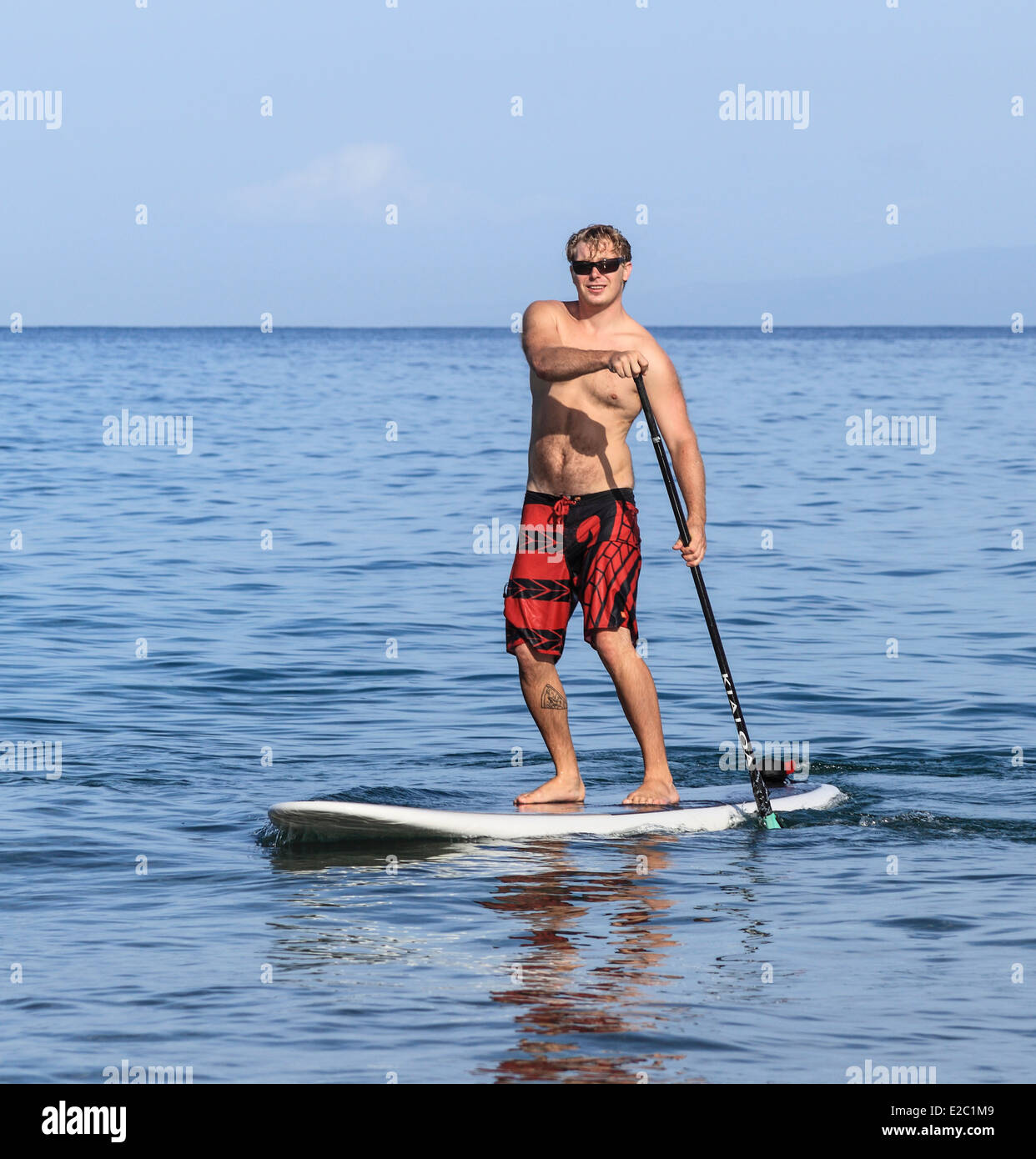 Mann Stand-up Boarding am Wailea Beach auf Maui Stockfoto