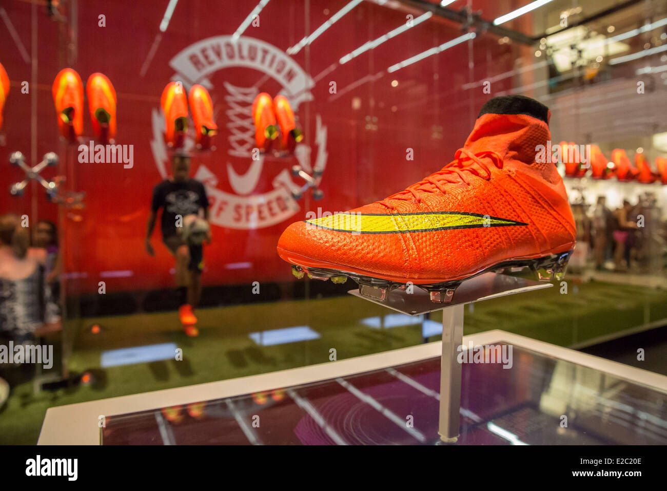 New York, NY, USA. 18. Juni 2014. Nike startete seine neue WM Fußball-Schuh  Flagshipstore in Midtown Manhattan. Der neue Nike 2014 World Cup Stiefel  Herold eine neue Ära der Fußball Schuhdesign mit