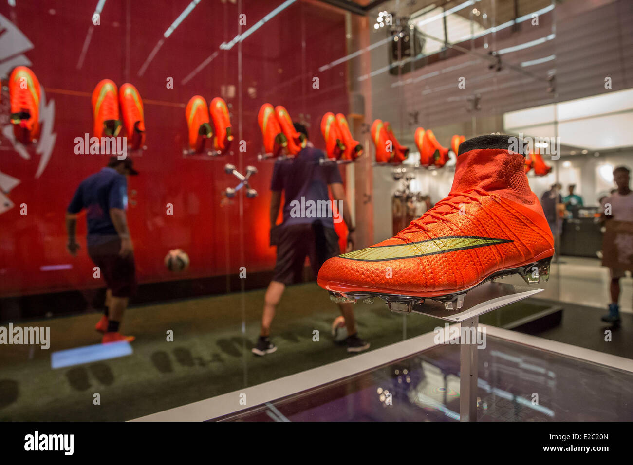 New York, NY, USA. 18. Juni 2014. Nike startete seine neue WM Fußball-Schuh  Flagshipstore in Midtown Manhattan. Der neue Nike 2014 World Cup Stiefel  Herold eine neue Ära der Fußball Schuhdesign mit