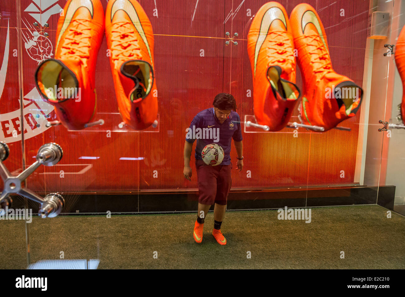 New York, NY, USA. 18. Juni 2014. Nike startete seine neue WM Fußball-Schuh Flagshipstore in Midtown Manhattan. Der neue Nike 2014 World Cup Stiefel Herold eine neue Ära der Fußball Schuhdesign mit enthalten Sockliners und die neue Nike Flyknit-Technologie, die zum ersten Mal in einem Fußballschuh verwendet wird. Der Nike Mercurial Vapor Superfly 2014 World Cup-Schuh verfügt über die neuesten Nike Schuhe-Innovationen. Dies ist das Boot, das von Cristiano Ronaldo, Eden Hazard und mehrere andere Welt getragen wird-Klasse Spieler während der WM 2014. Bildnachweis: Scott Houston/Alamy Live-Nachrichten Stockfoto