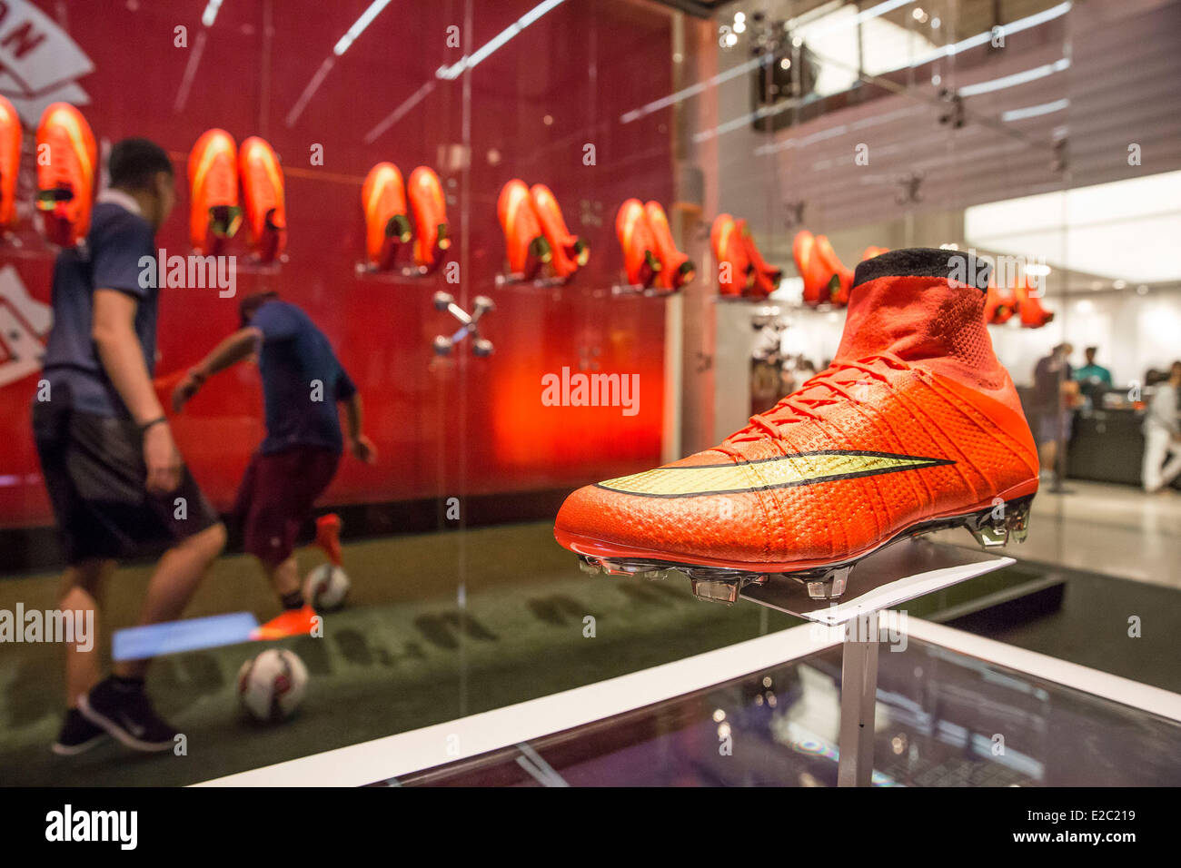 New York, NY, USA. 18. Juni 2014. Nike startete seine neue WM Fußball-Schuh  Flagshipstore in Midtown Manhattan. Der neue Nike 2014 World Cup Stiefel  Herold eine neue Ära der Fußball Schuhdesign mit